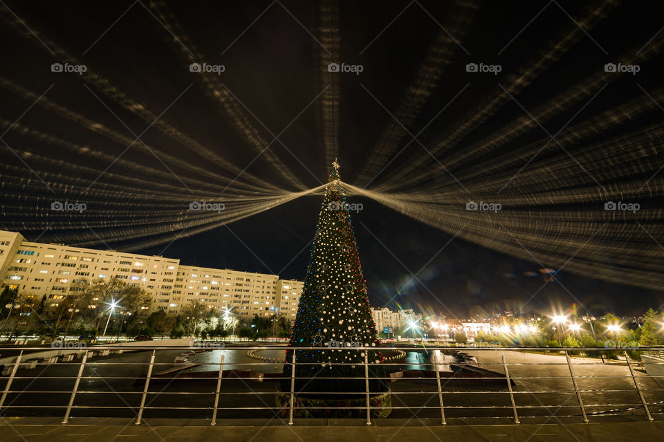 In the Victory Park near the fountains in the Gagarinsky district of the city of Sevastopol, a Christmas tree was installed