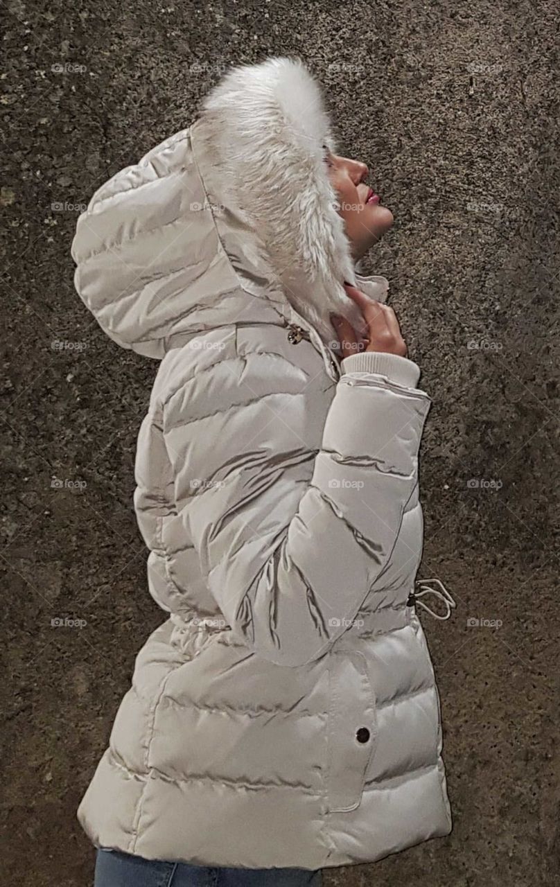 Chica misteriosa con abrigo esquimal 