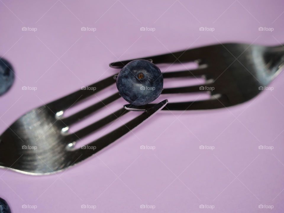 Two forks, one blueberry