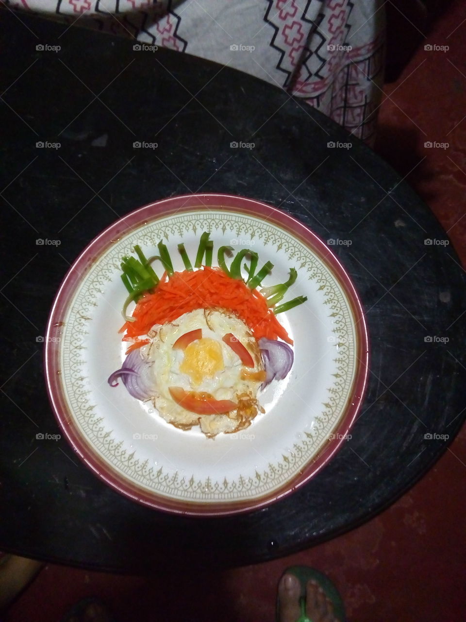 Happy face using an egg and vegetables