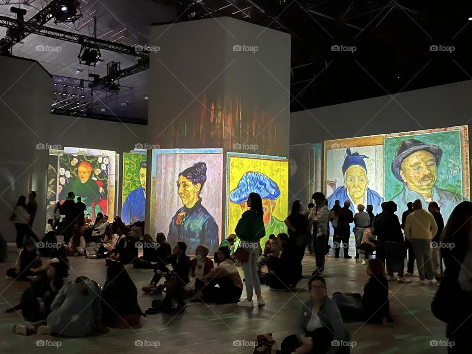 A crowded exposition of Vincent Van Gogh 