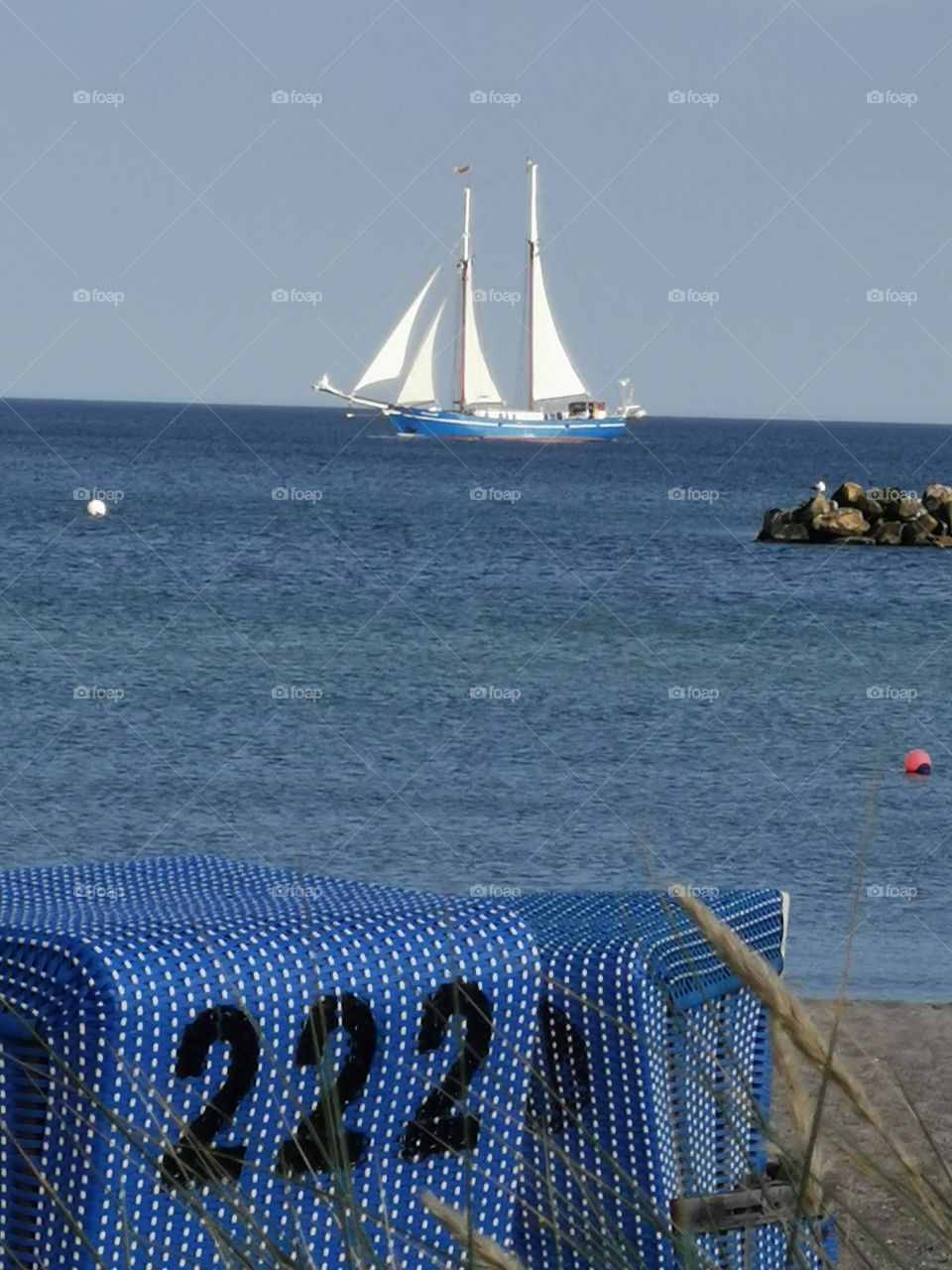 Zweimaster vor dem Badestrand