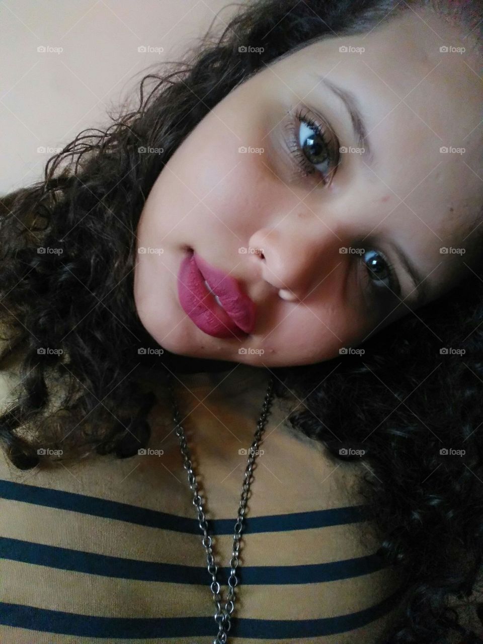 Lábios rosados e olhos verdes