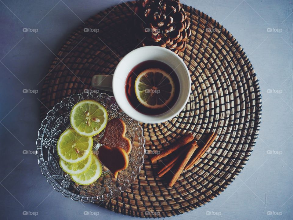 Lemon tea with cookies