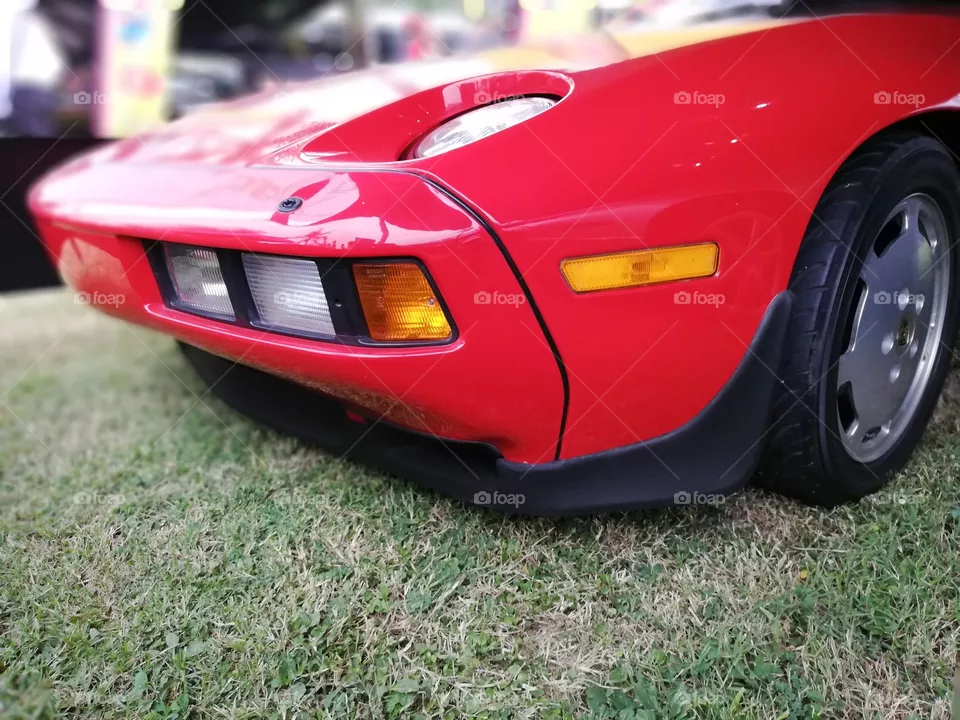 928