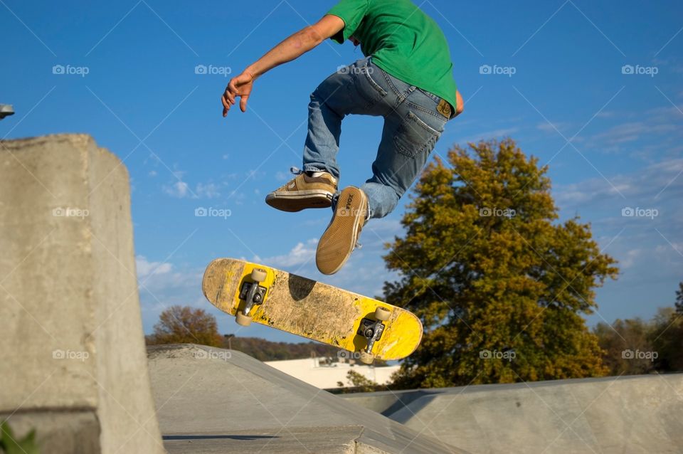 Skateboarder does a kickflip