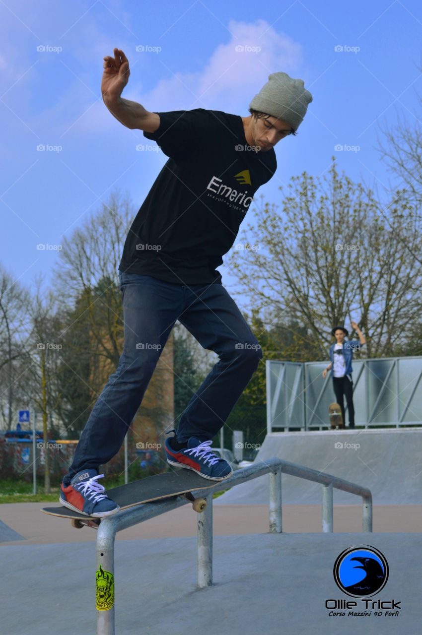 Man in the skate make a OLLIE 