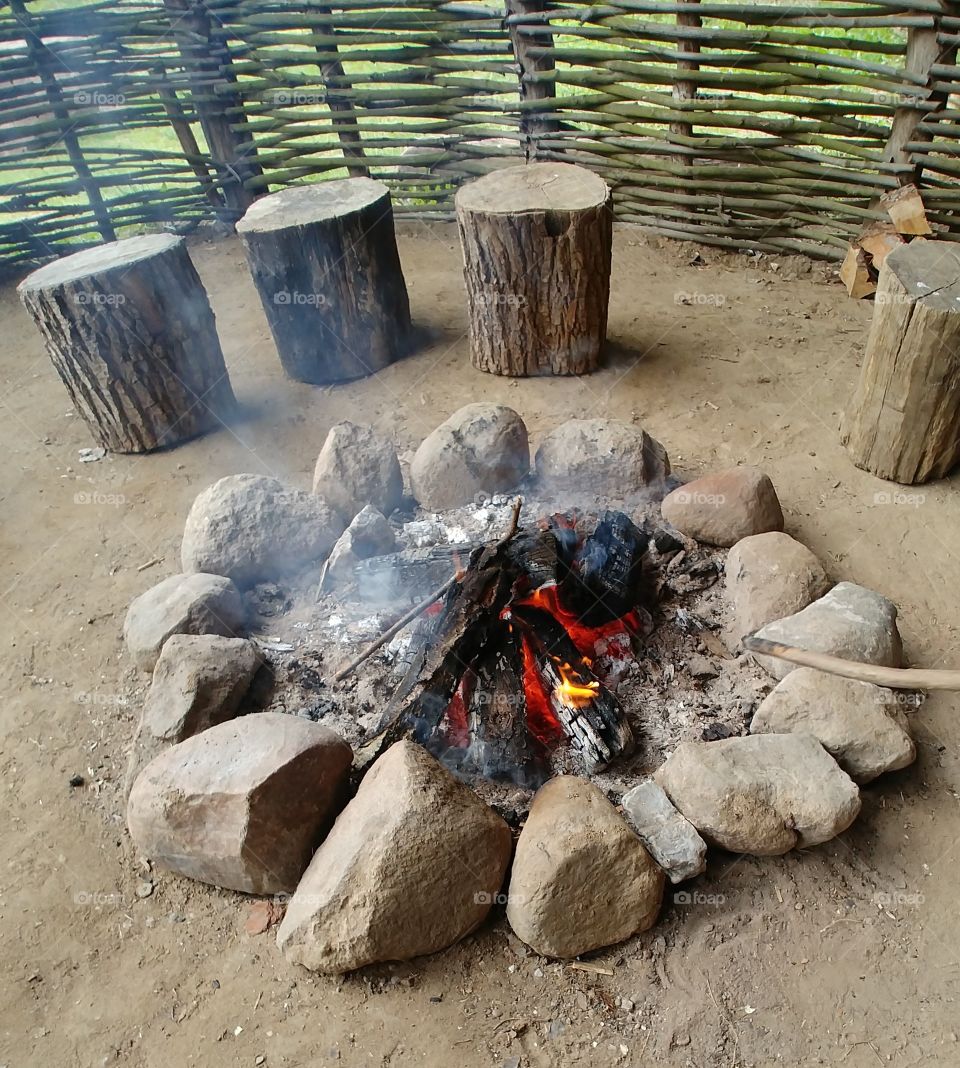 Lager Feuer brennt Steine holz glut gemütlich Indianer