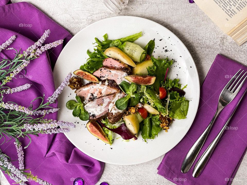 Salad with duck, pear and fresh salad