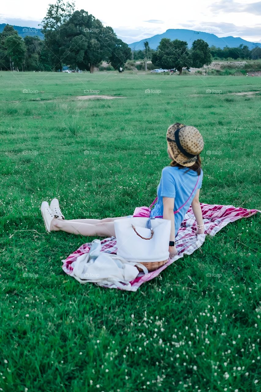 Sit in the garden comfortably in the afternoon