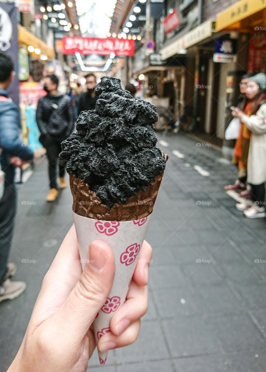 This is bamboo charcoal ice cream in kuromon.