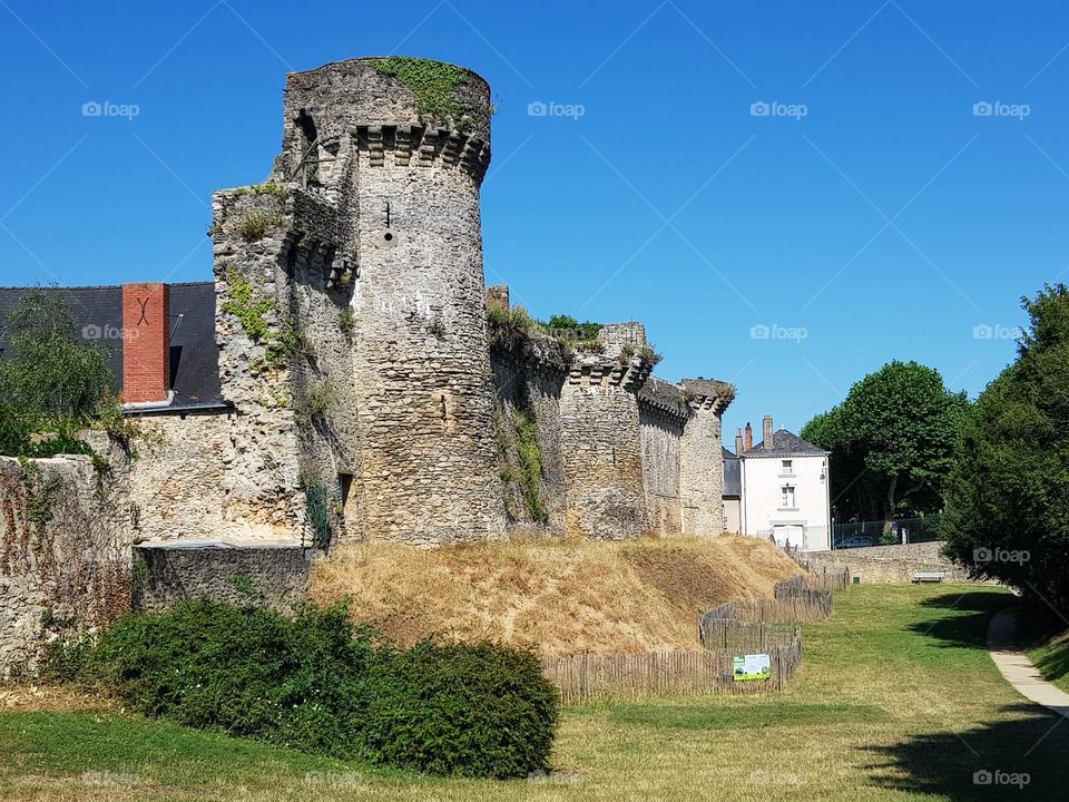 Vestiges d'une partie des remparts de Laval