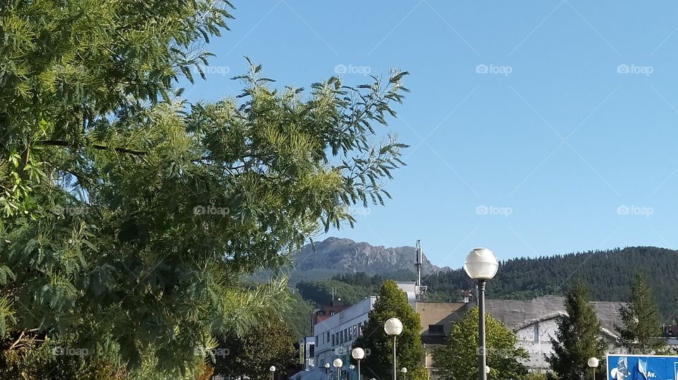 Y al fondo peñas de Aia