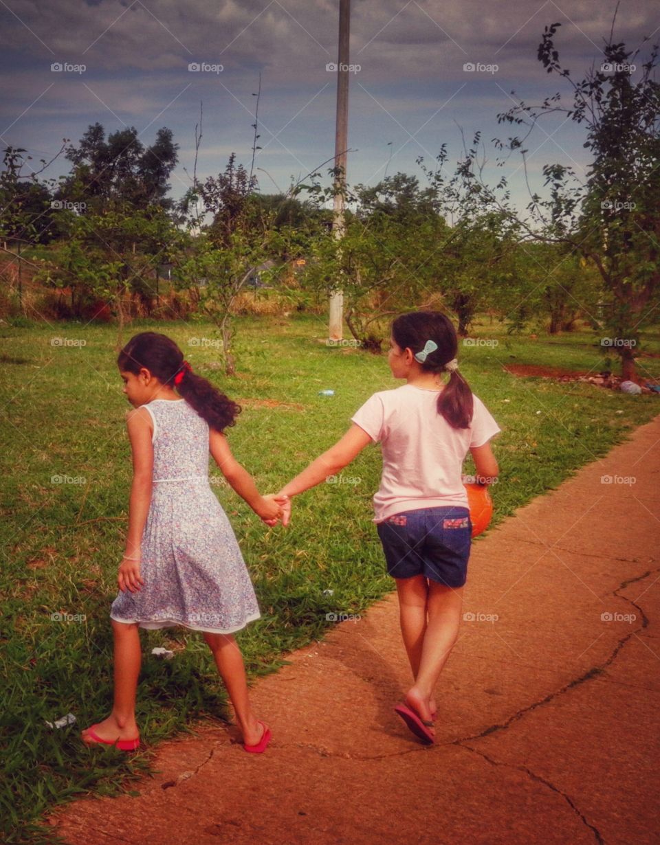crianças childrens mãos dadas holding hands