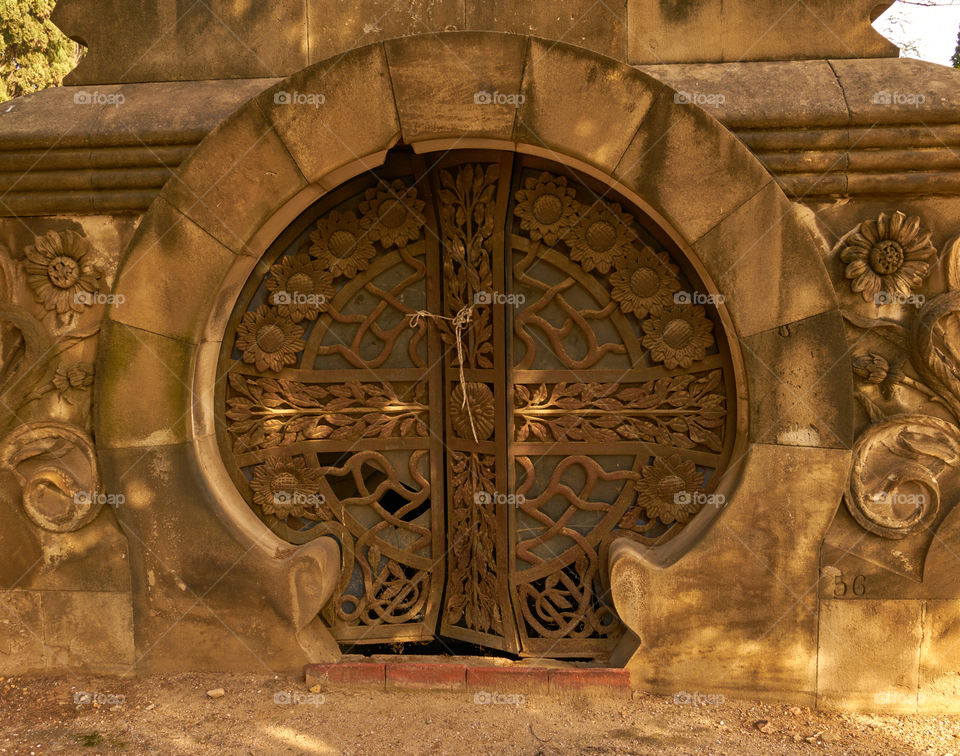 Puerta en el cementerio de Montjuich