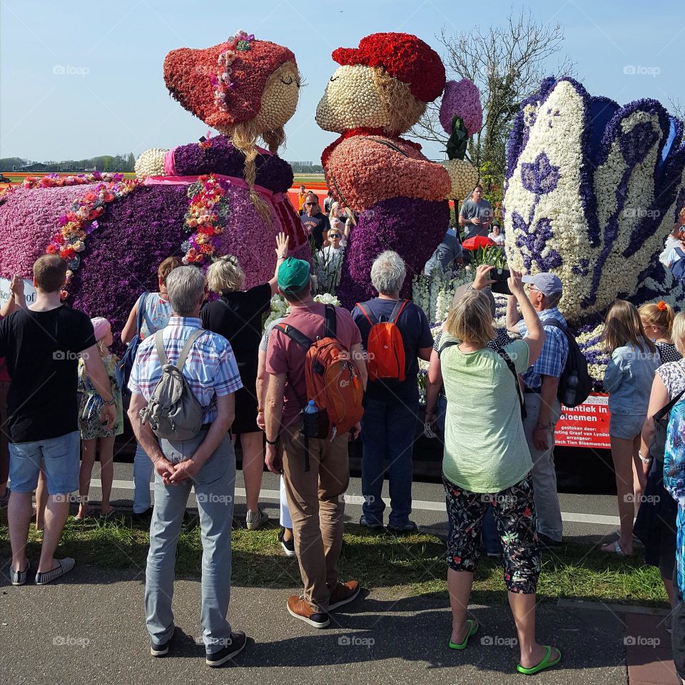 Crowd. Flowers show. Many spectators. Hollande.