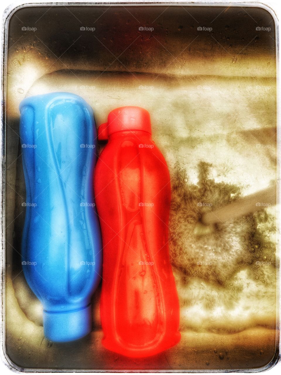 Dos botellas siendo lavadas, nada más simple ni minimalista.. 
