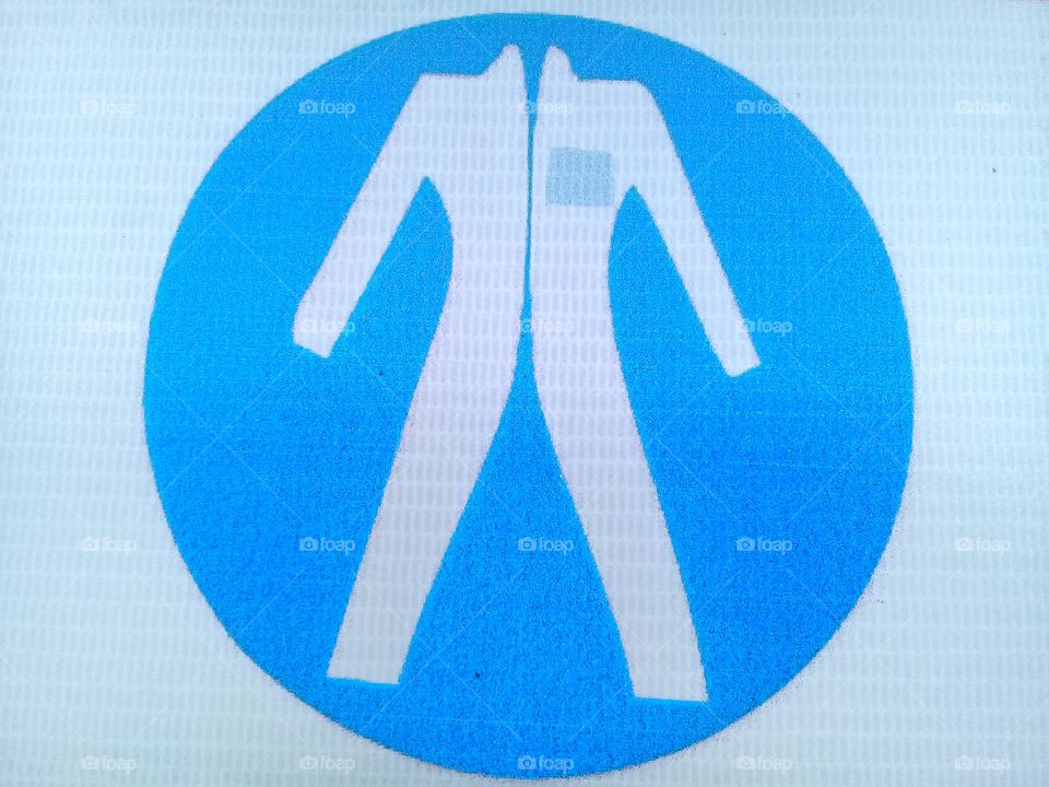 This picture is a warning sign for wearing work clothes