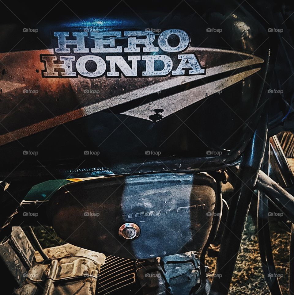 Hero Honda motorcycle, closeup of a motorcycle, motorcycles in India, riding motorcycles, motorcycle mechanics 