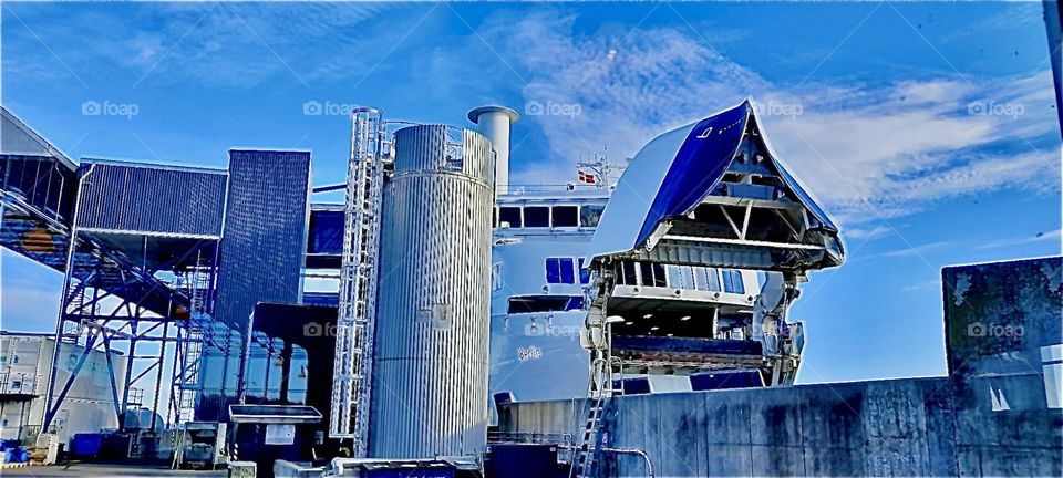 A nautical futuristic rendition of ships and of craft by the „Baltic Sea“ which is known to Germans as the „Ostsee“., the „Eastern Sea“ in the vicinity of the harbor town of „Rostock“. 2022. Hypnotic Productions