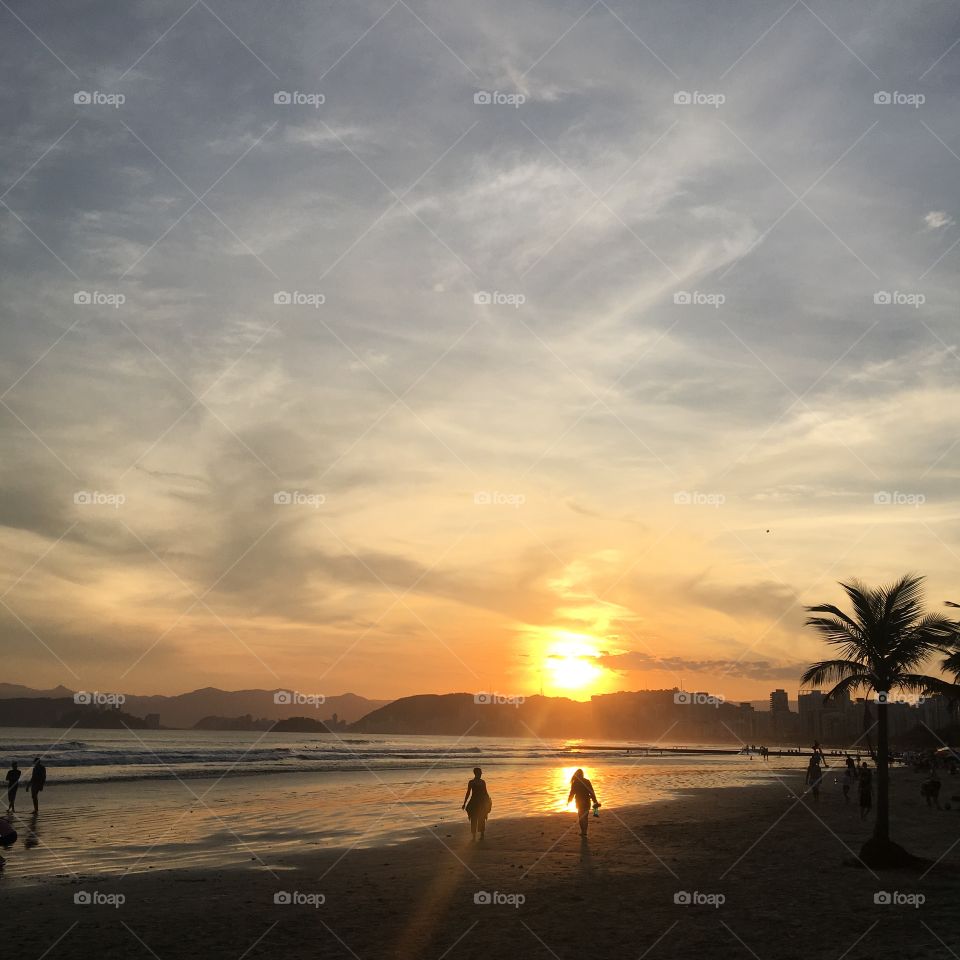 A beautiful evening at Santos beach, Brazilian coast.  What an amazing place, friends! / Um entardecer belíssimo na praia Santos, litoral brasileiro. Que lugar incrível, amigos!