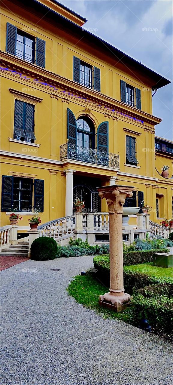 This is the instantly recognizable yellow facade of the lavishly decorated „Lenbachhaus“ in the „Luisenstraße“, a popular art museum in „Munich“, „Bavaria“, Germany. 2023. Hypnotic Productions