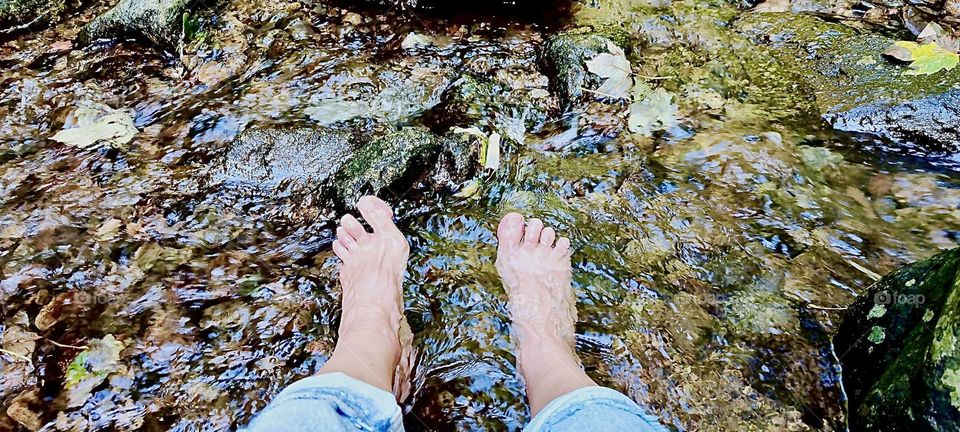 Taking a dip in the cool refreshing waters of the river „Ohe“ near the township of „Ringelai“ in „Bavaria“ can be just what the doctor ordered on a hot summer day, even if it’s just a foot bath. 2023. Hypnotic Productions