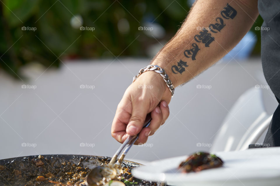 Serving the paella