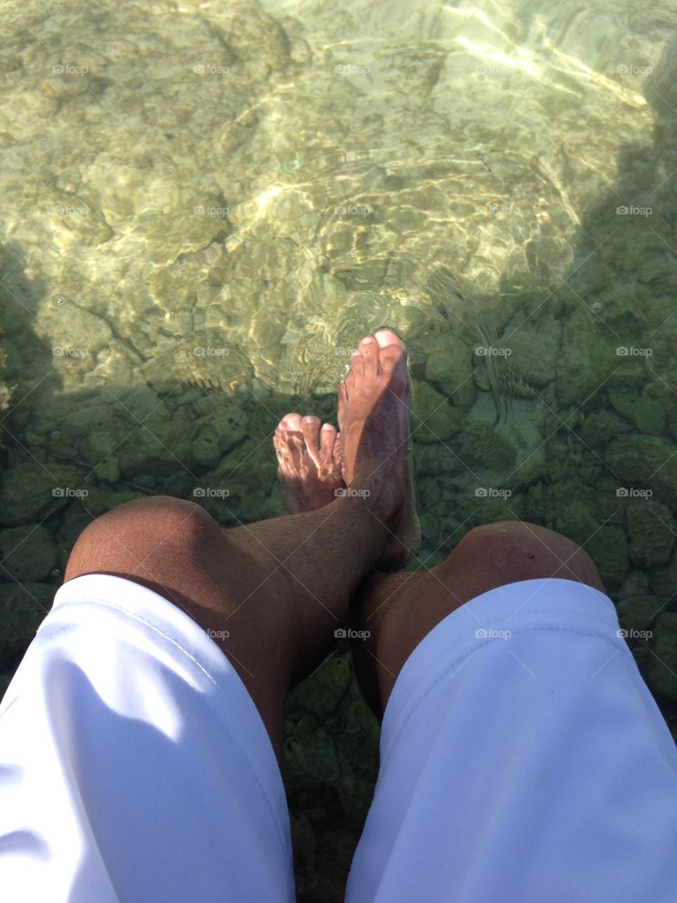 #pensando #descanzar #piernas #pie #short #agua #beach 