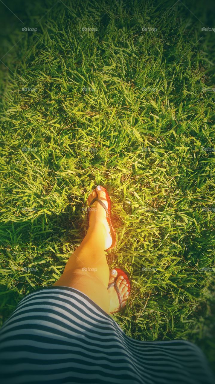 feet on The grass - pés na grama