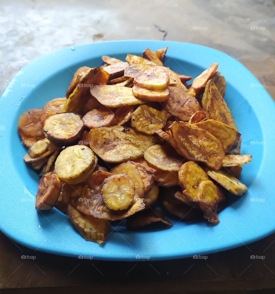 banana chips that are crispy on a plastic plate
