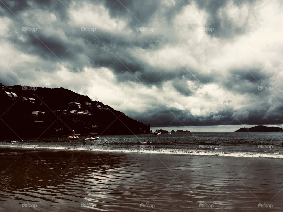 The landscape of Guarujá beach, Brazilian coast. / A paisagem da praia do Guarujá, litoral do Brasil. 