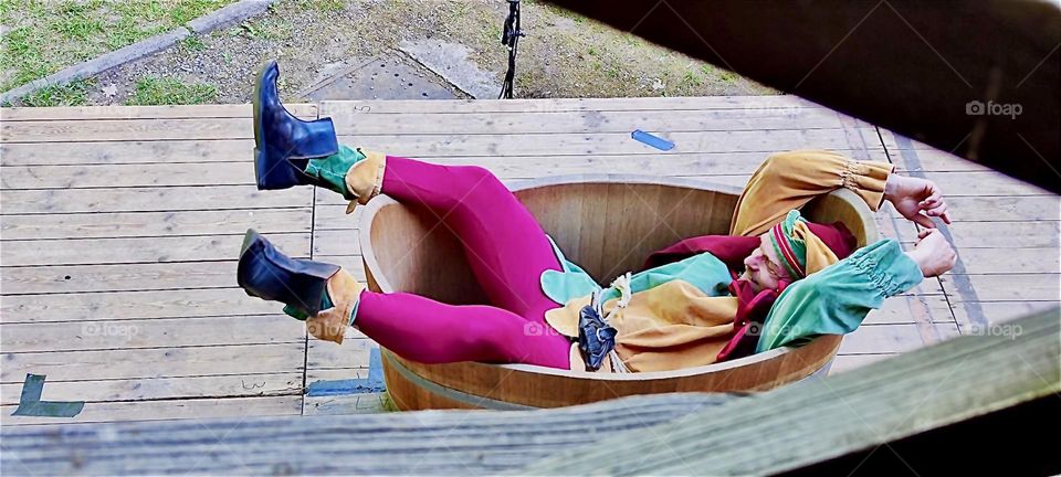 This is the bathhouse scene in “Da Albrecht und sei Agnes”, the child version of the historic play about Duke “Albrecht” of “Straubing”, “Bavaria” and his common wife “Agnes Bernauer”, daughter of a bathhouse proprietor. 2024. Hypnotic Productions