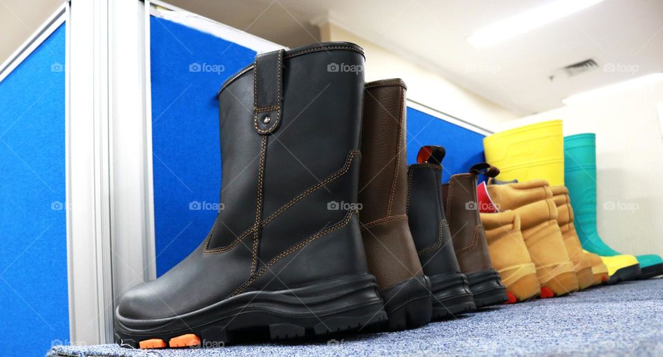 Leather shoes and leather boots, these shoes can be used a day for college, work or school, but can also be used as safety shoes