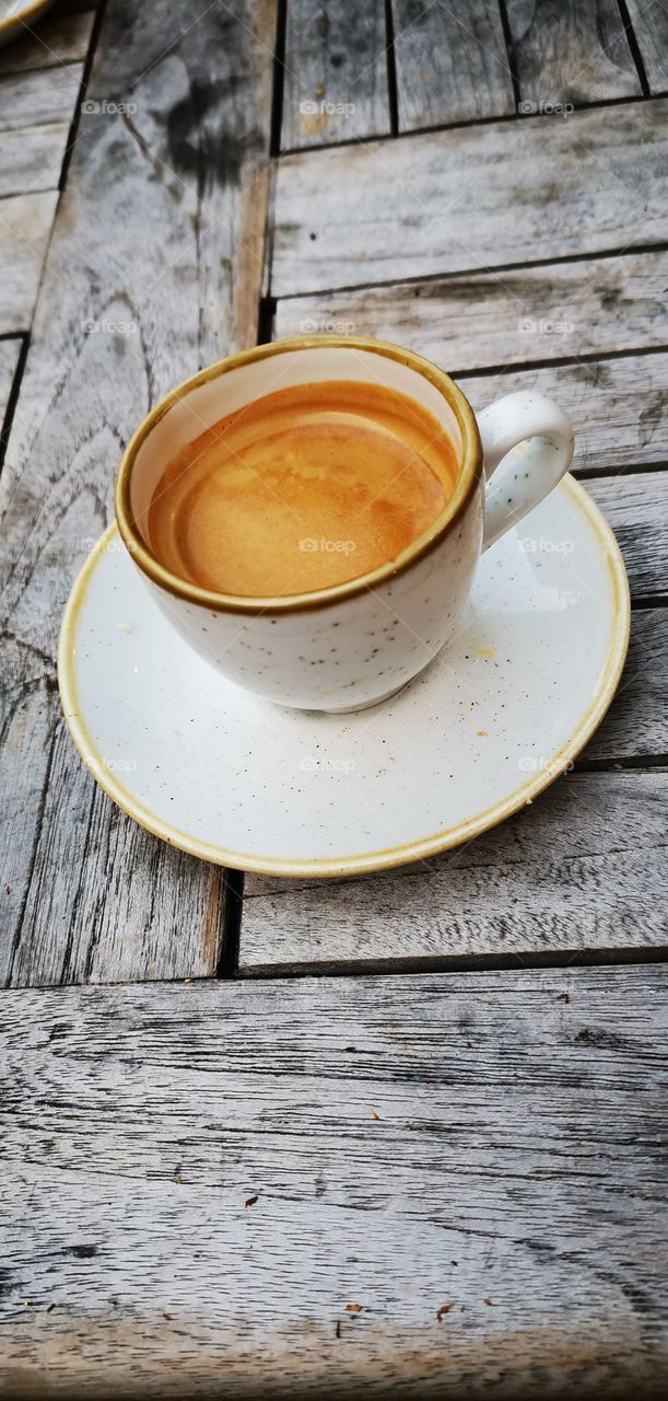 taza de café en mesa de madera