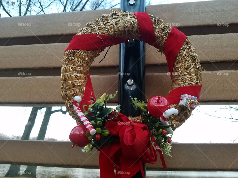 Wreath on a bench at a lake