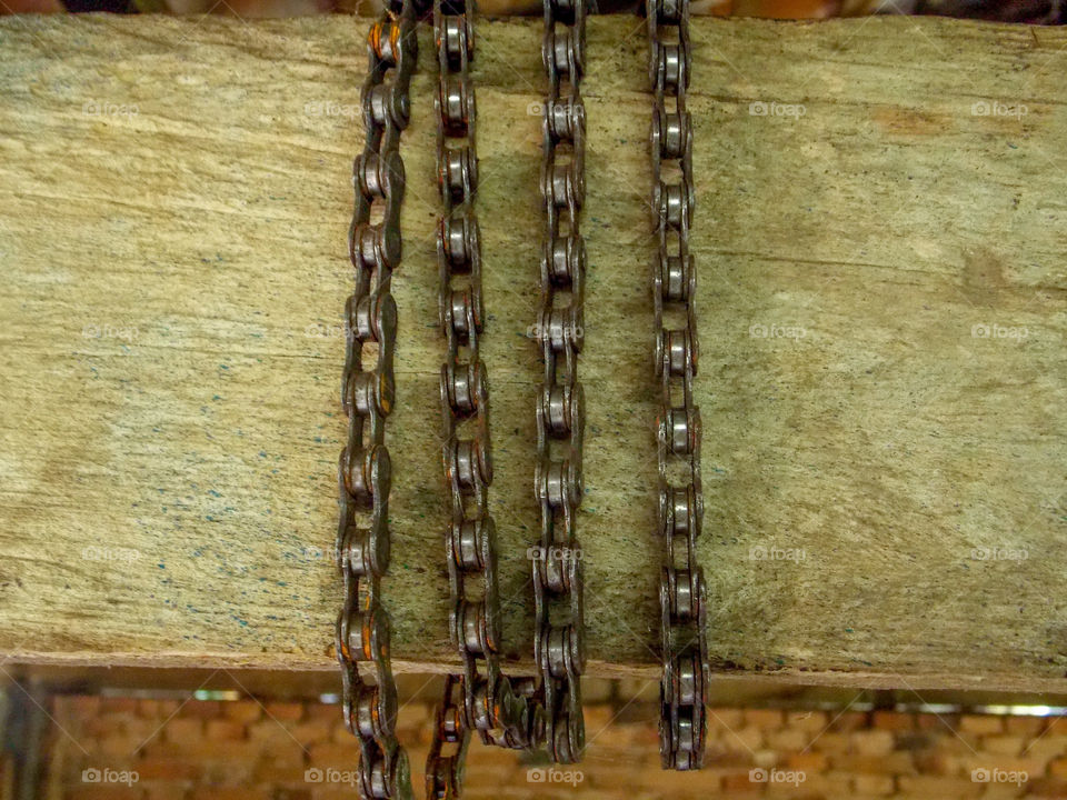 Corrente enrolado em uma viga