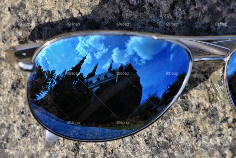 Mirror reflection in glasses