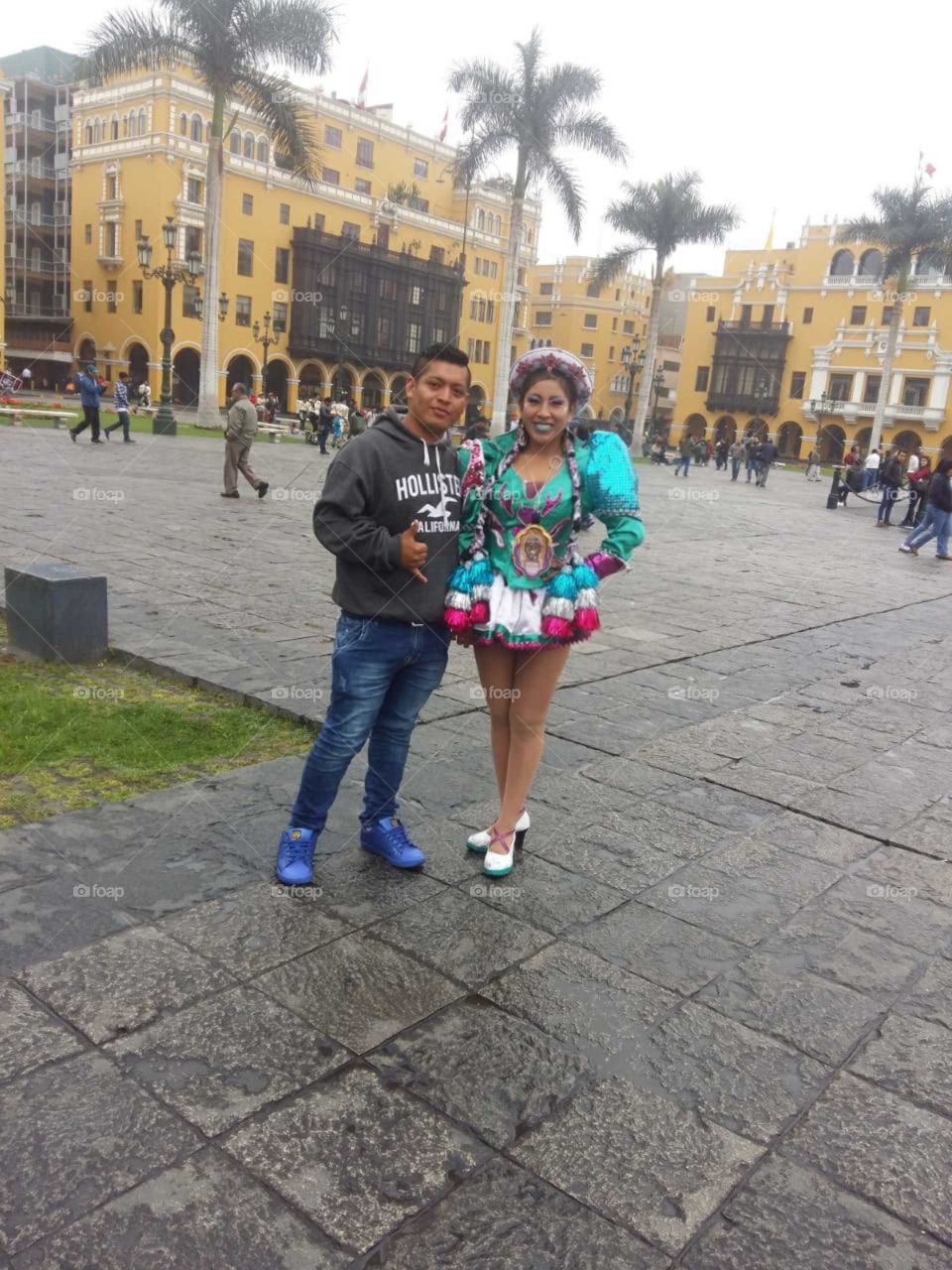 mi hermanito con su amiga