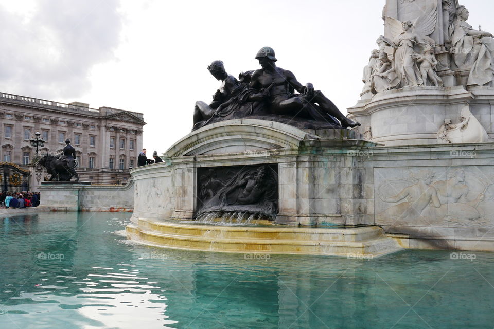 extravagant water statue outside Buckingham palace