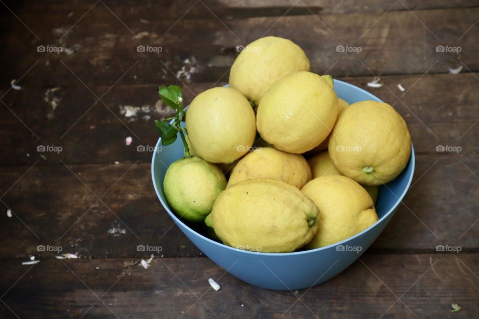 Fresh picked lemons in a bowl 