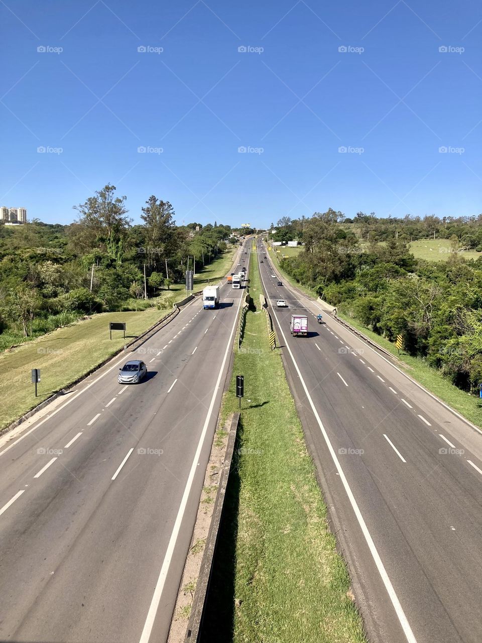 Agora: 16h30 na Rodovia Bispo Dom Gabriel Paulino Bueno Couto (sentido Itu - Jundiaí). “Zero nuvens” no céu! Calor e beleza em harmonia.