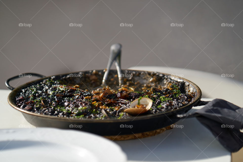 Arroz negro con gambas rojas