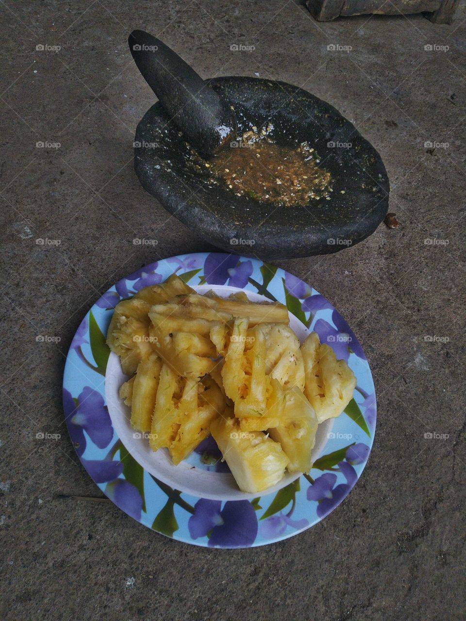 Pineapple fruit that has been peeled and brown sugar sauce.