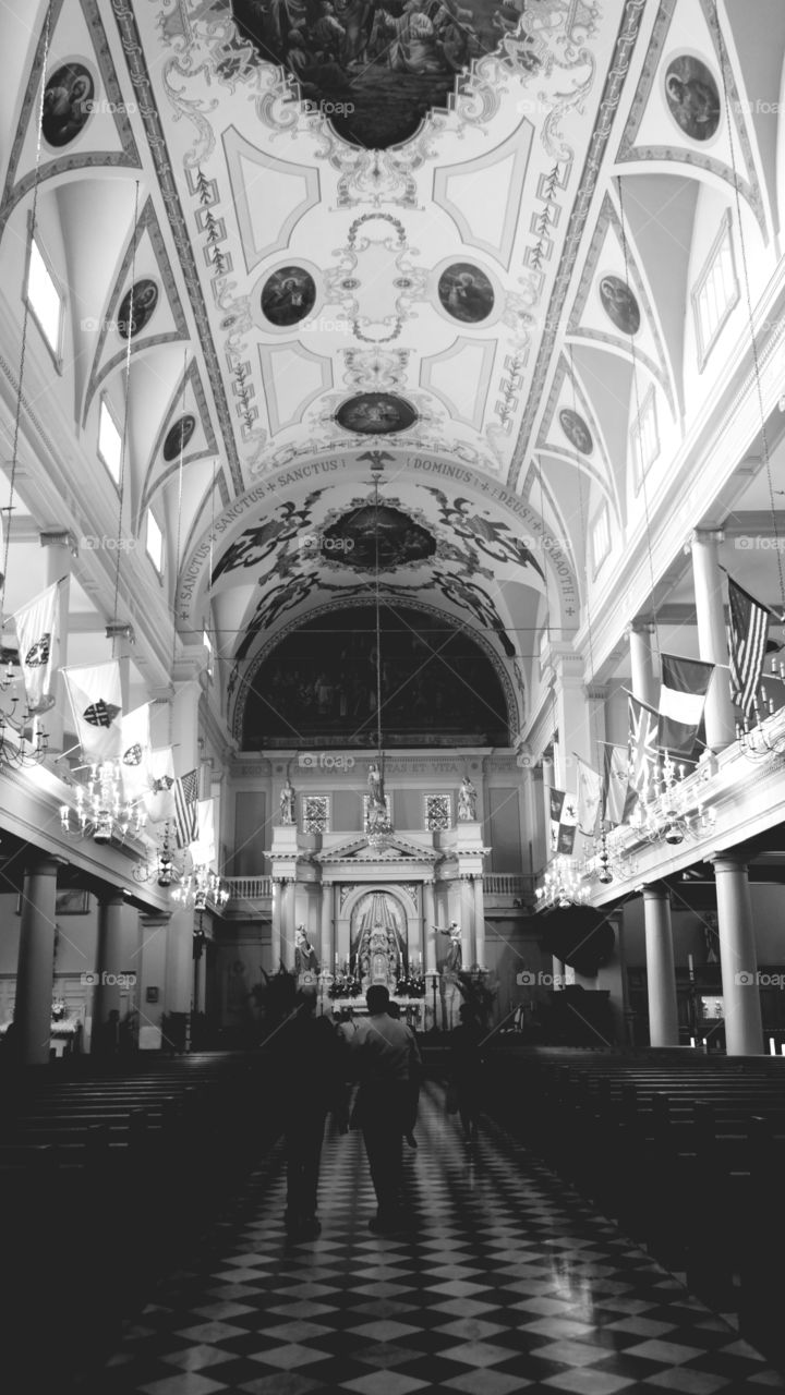 inside of St. Louie Cathedral in black and white