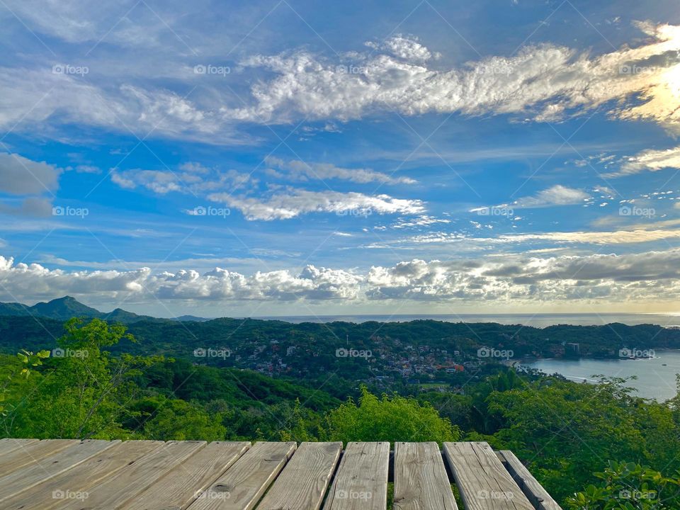 Nubes bonitas y un cielo azul 