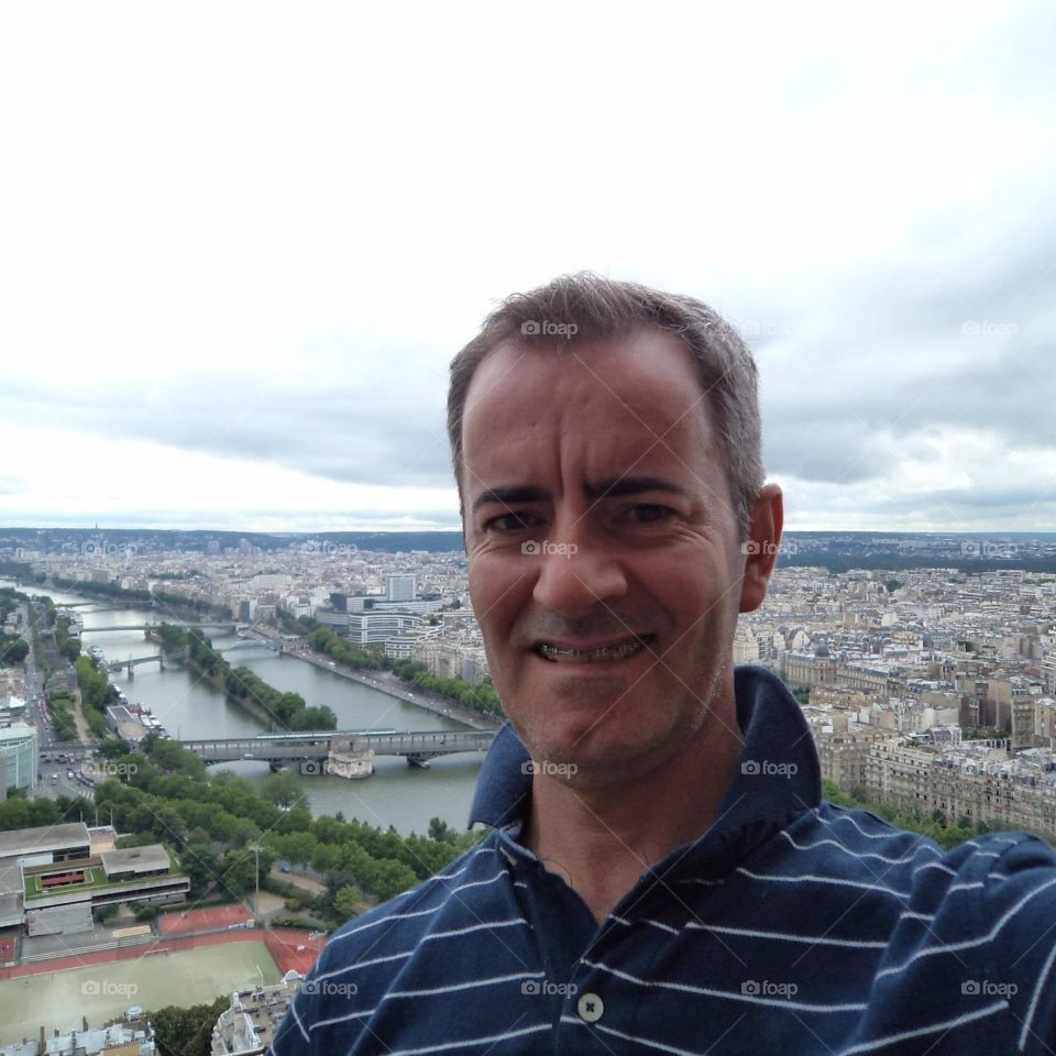 No topo da torre Eiffel 