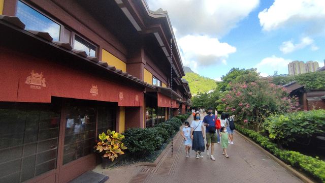 Family Day , The family is roaming at leisure in ''Nan Lian Garden''
