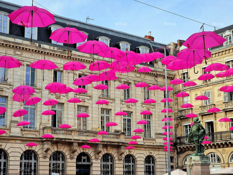 pink Regenschirme am Himmel in La Rochelle