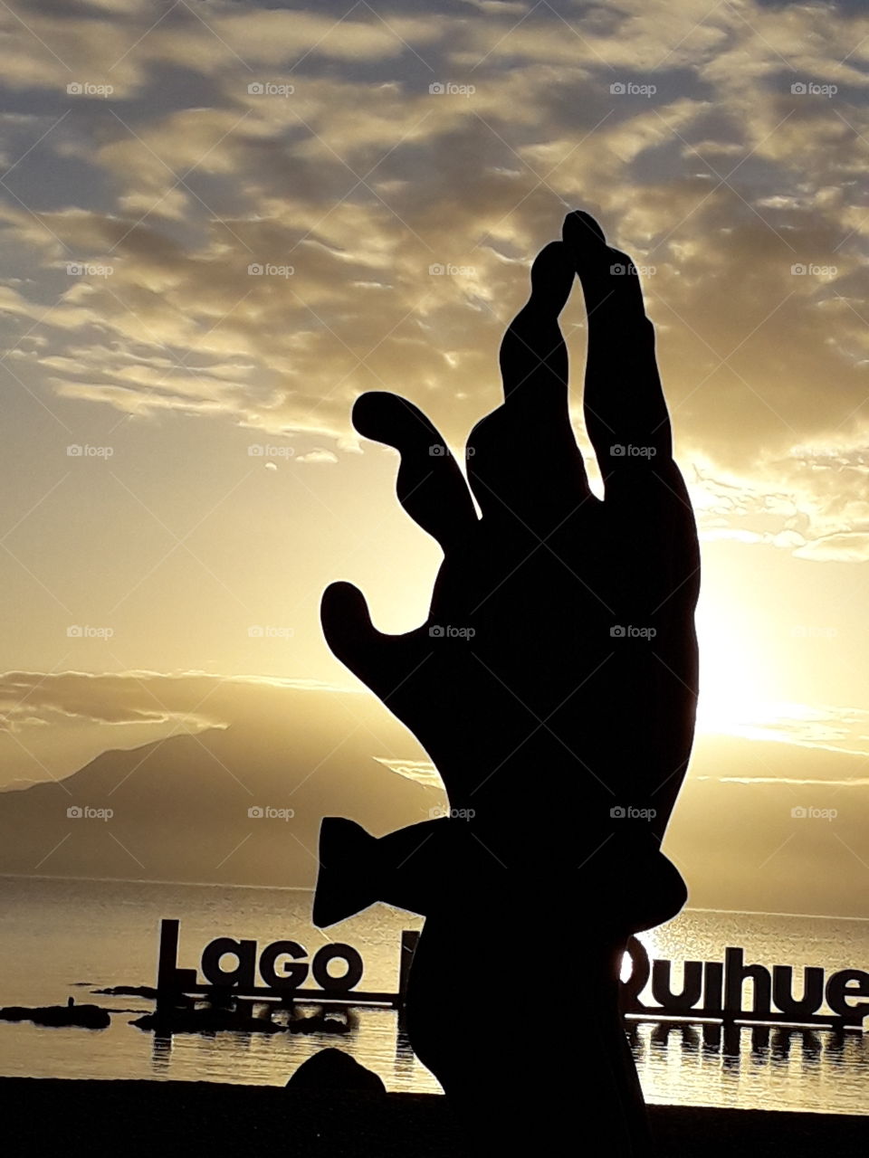 escultura en el lago